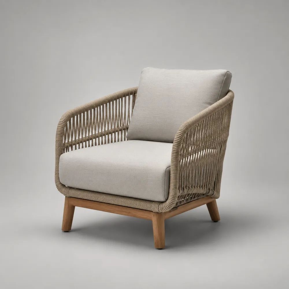 Poltrona da giardino beige e marrone naturale con braccioli in legno massello di acacia e corda PP, cuscini inclusi, 75 x 78 x 82 cm