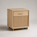 Comodino con cassetto e anta scanalata in MDF impiallacciato rovere naturale, base in acciaio dorato, 50 x 40 x 60 cm