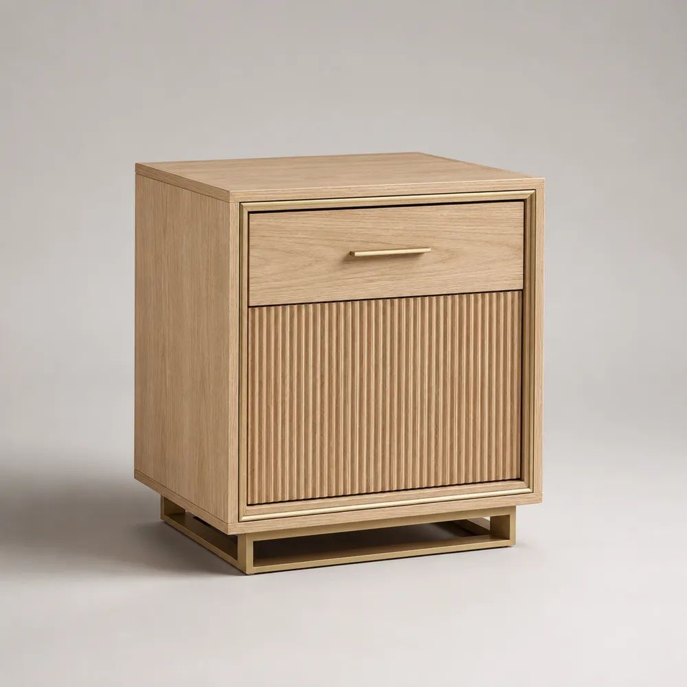 Comodino con cassetto e anta scanalata in MDF impiallacciato rovere naturale, base in acciaio dorato, 50 x 40 x 60 cm